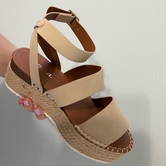 Tan Platform wedge espadrilles - Picture 11 of 11